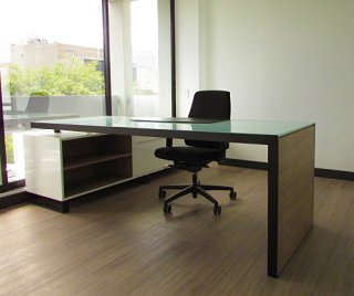 Línea Solid (Puesto Presidencial) vidrio blanco, formica oak, credenza.